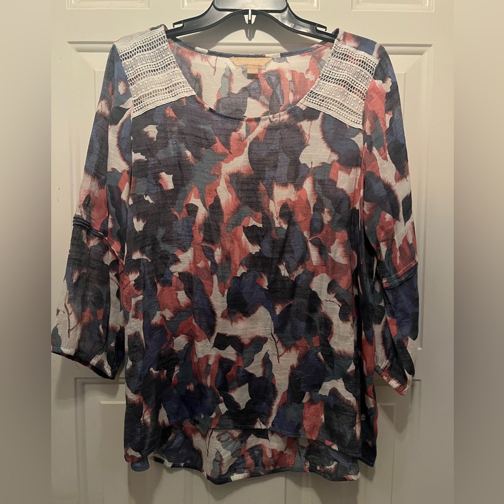 Hope & Harlow Elegant Abstract Print Women's Blouse with Slight Sheen